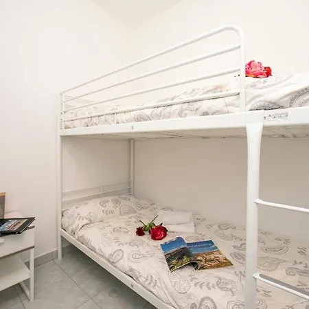 Sleeps 6 Air Con Villa Lierna