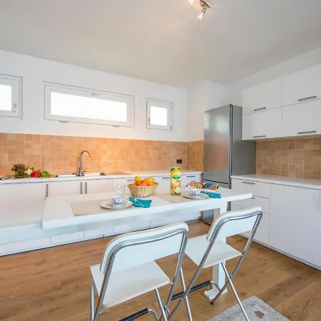 Sleeps 6 Air Con