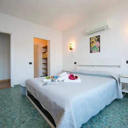 Villa Sleeps 6 Air Con