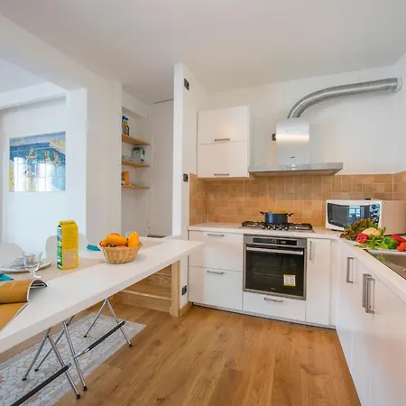 Villa Sleeps 6 Air Con Lierna